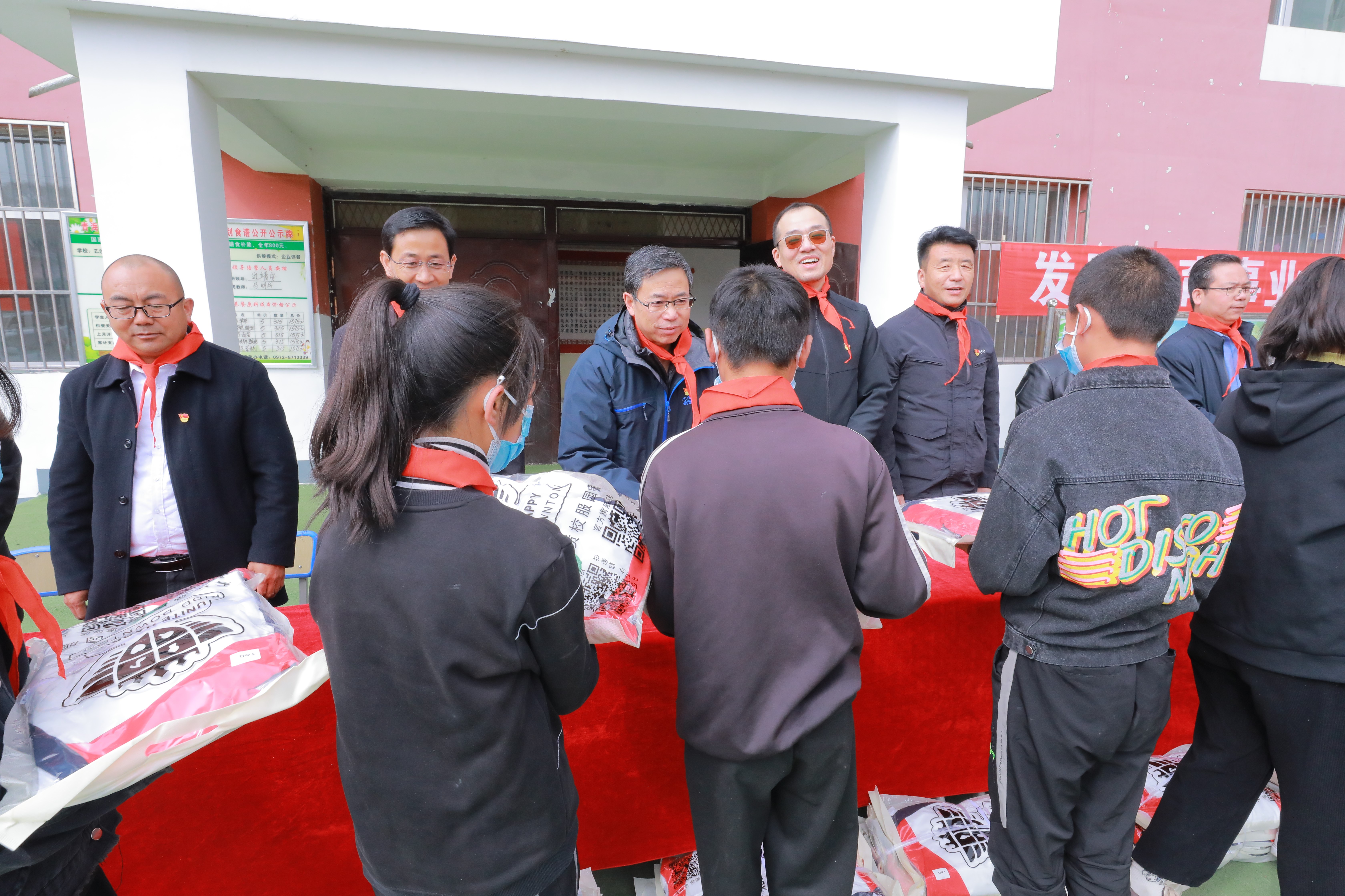 善举创造和谐 爱心传承美德—MG电子
校服捐赠仪式在化隆县群科镇乙沙二村小学举行