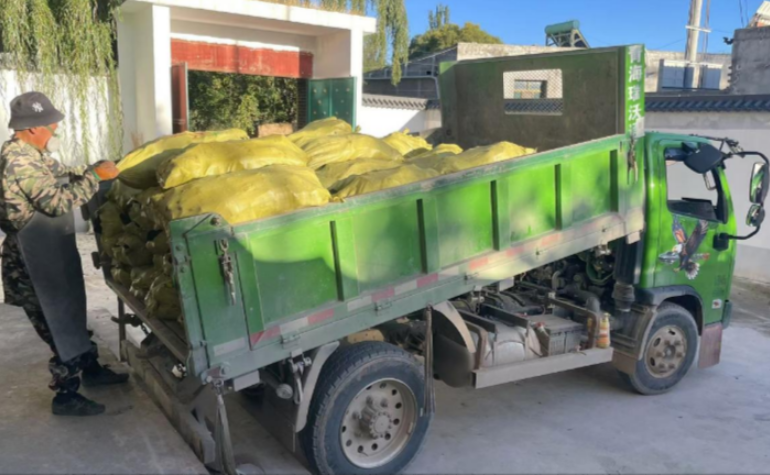 青海国晟党支部为乙沙二村驻村工作队送冬季燃煤